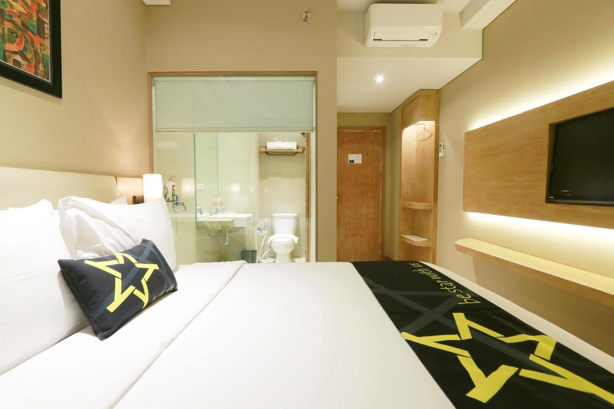 Yellow Star Gejayan Hotel Kejayan Exterior photo