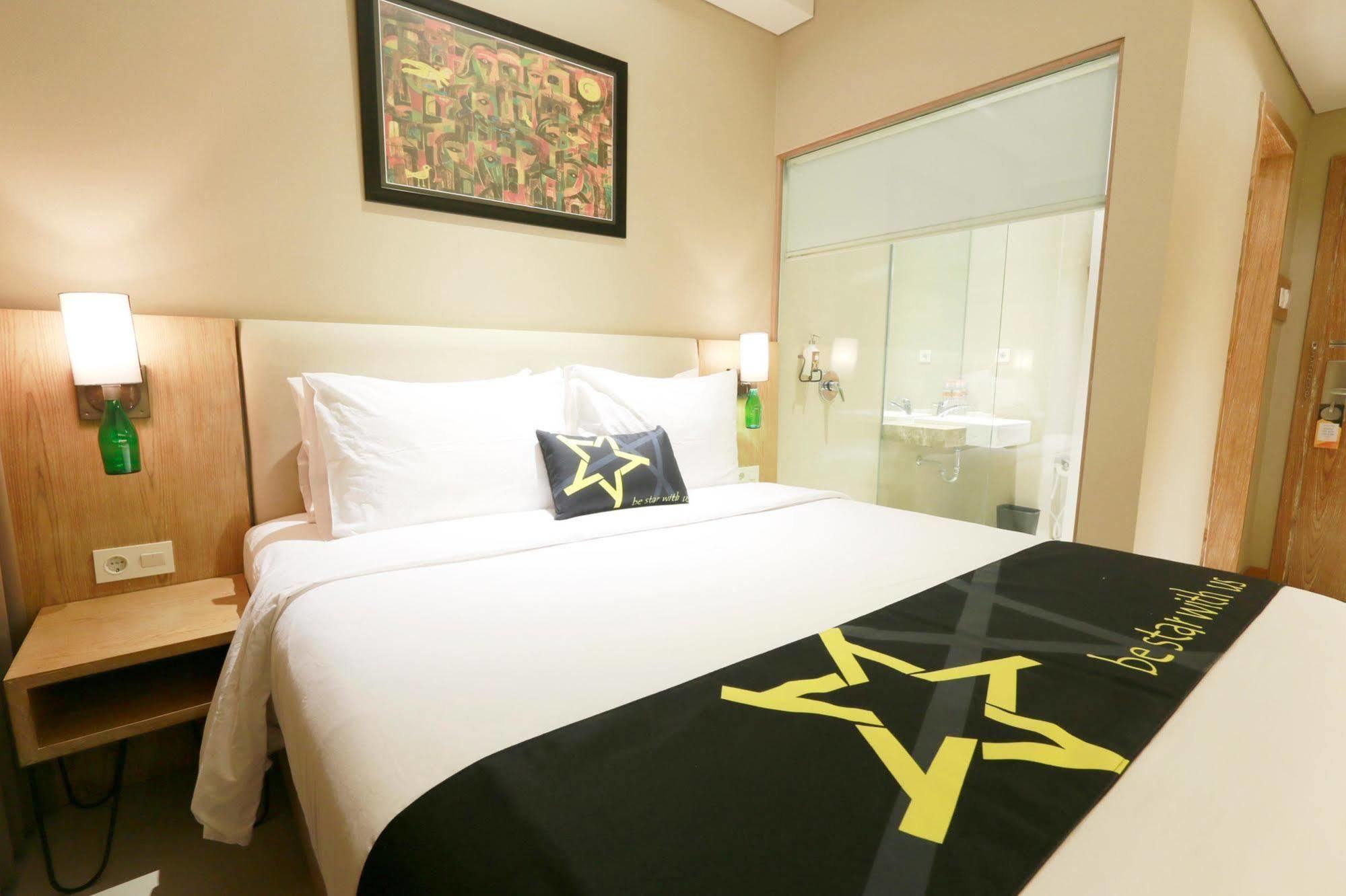 Yellow Star Gejayan Hotel Kejayan Exterior photo
