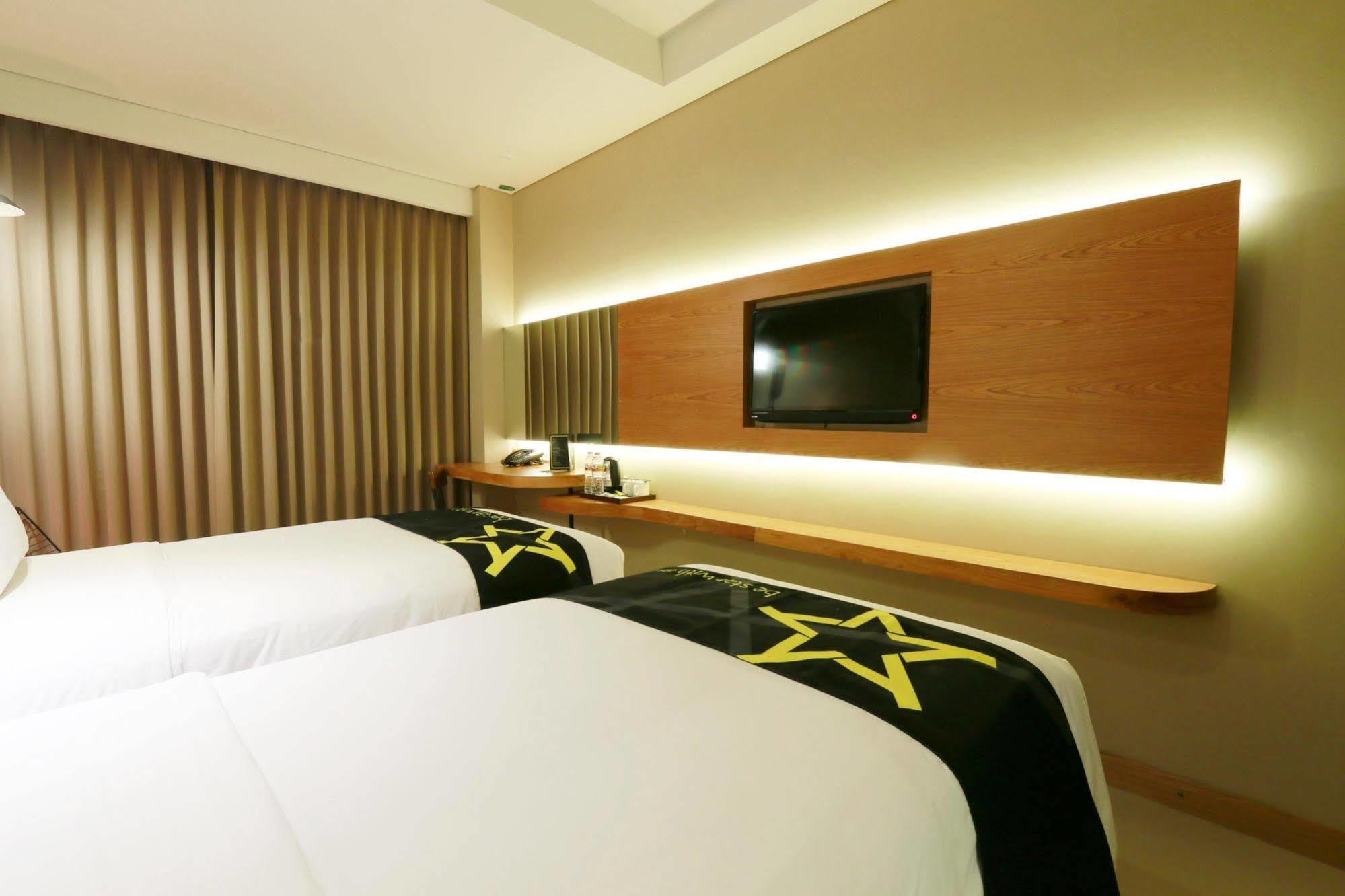 Yellow Star Gejayan Hotel Kejayan Exterior photo
