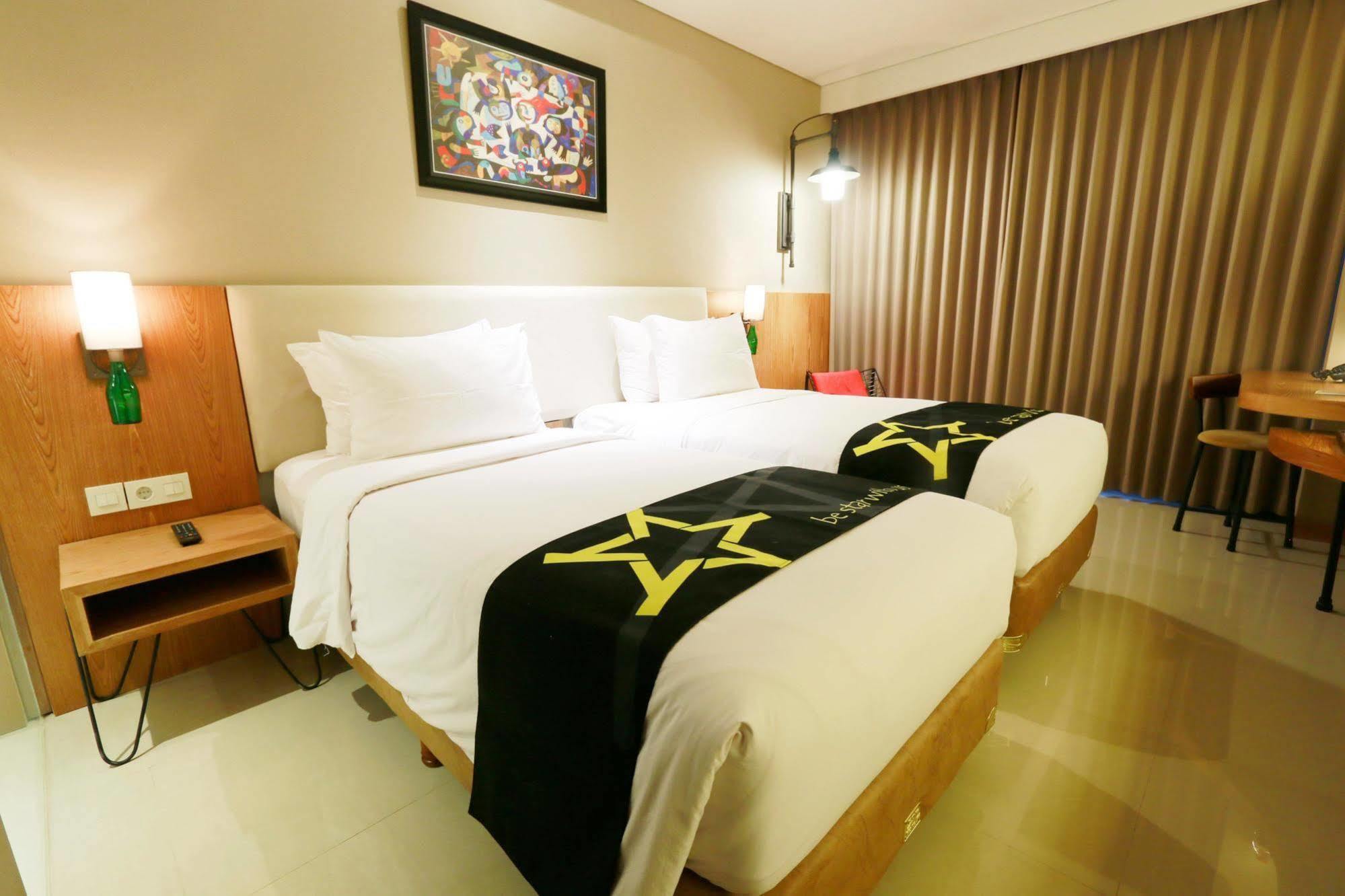 Yellow Star Gejayan Hotel Kejayan Exterior photo