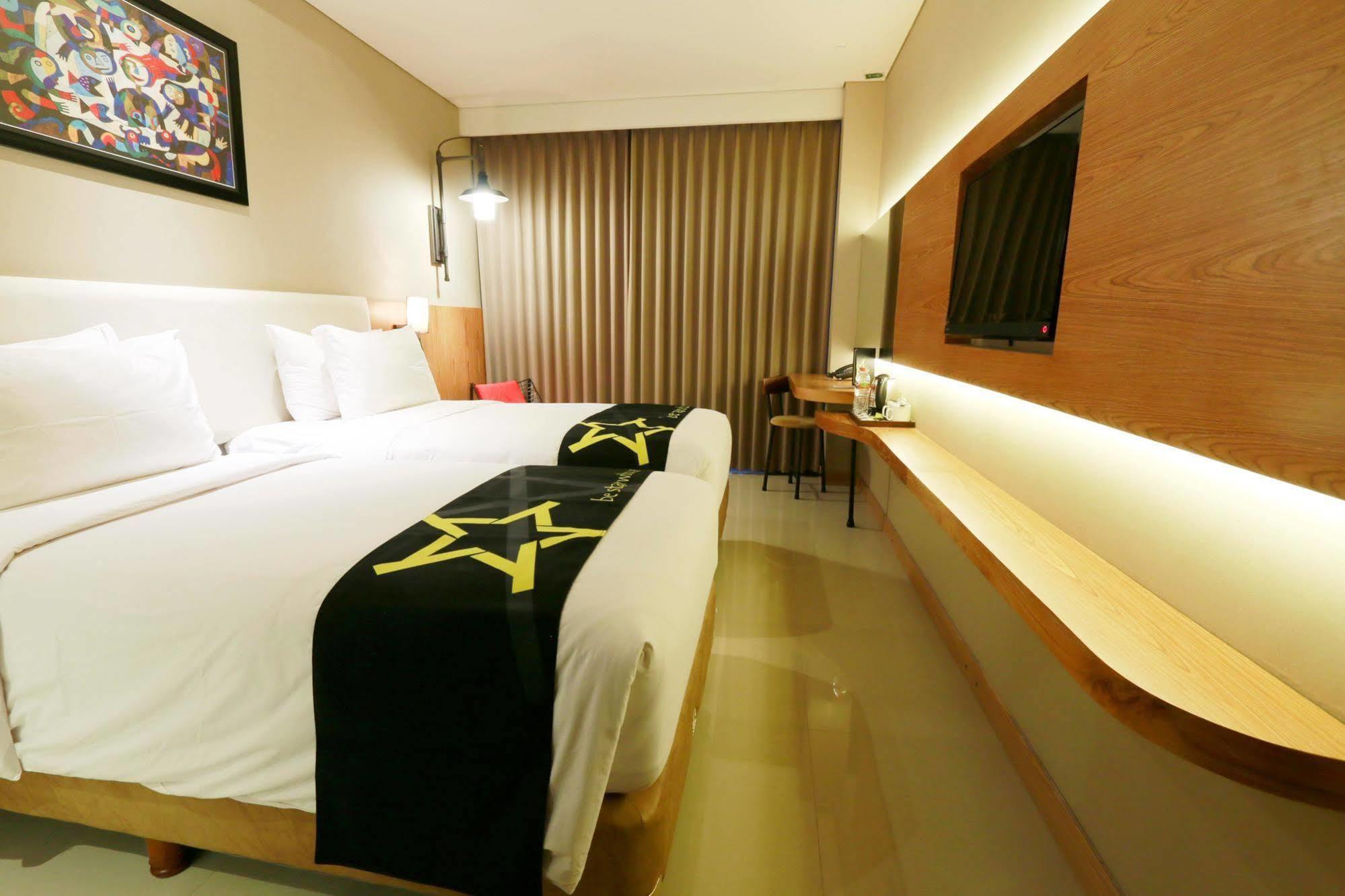 Yellow Star Gejayan Hotel Kejayan Exterior photo