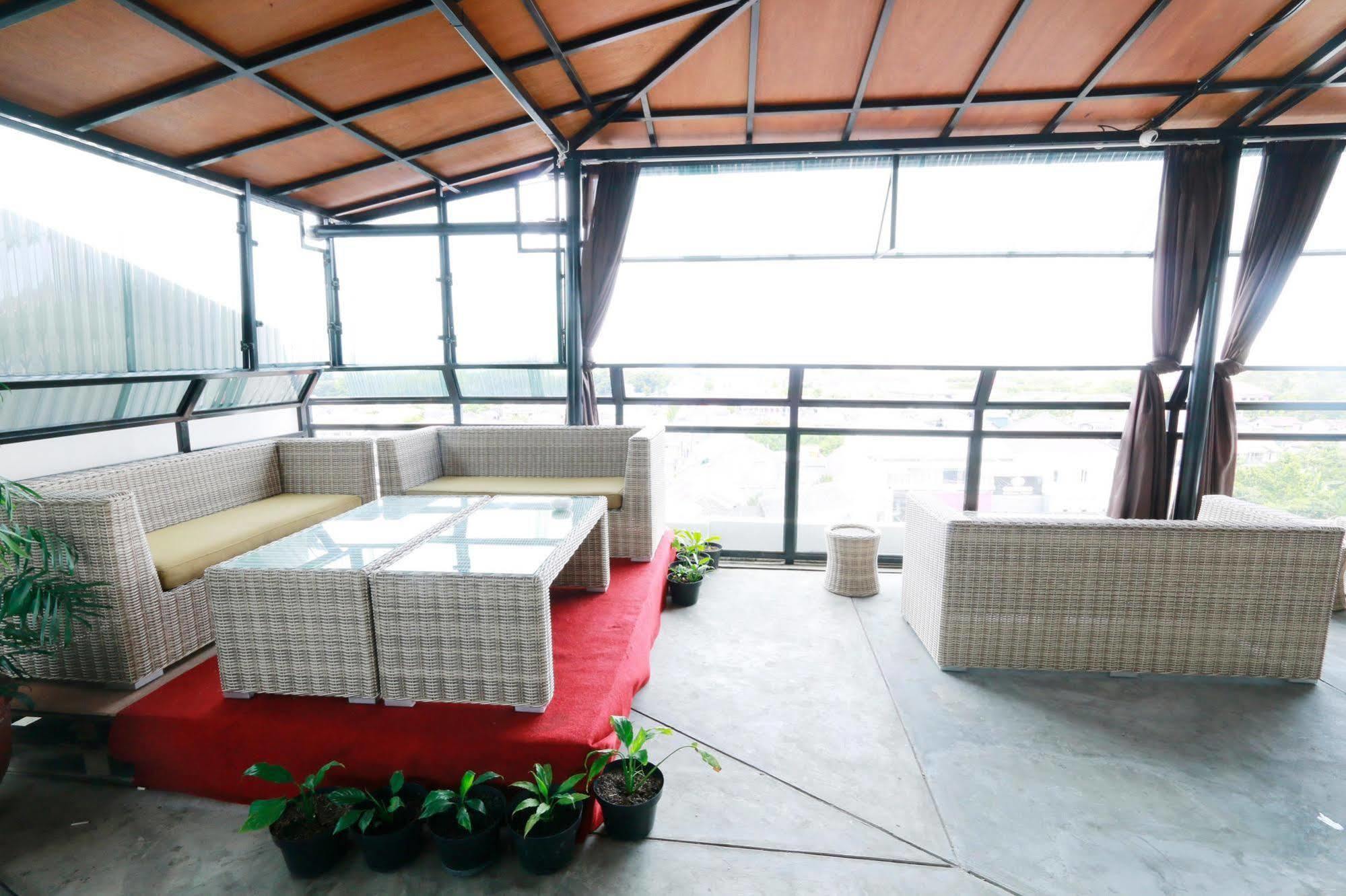 Yellow Star Gejayan Hotel Kejayan Exterior photo